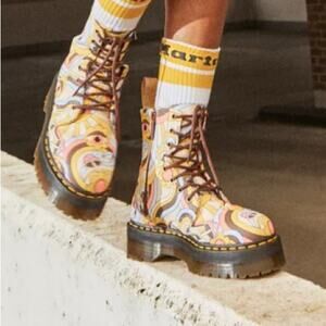 *Vegan retro floral canvas Jabon Doc Martens. Size 9